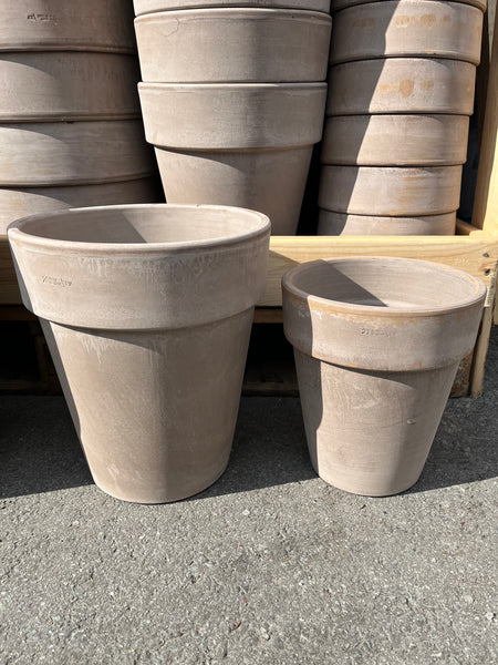 Høye terracotta-potter gråbrun